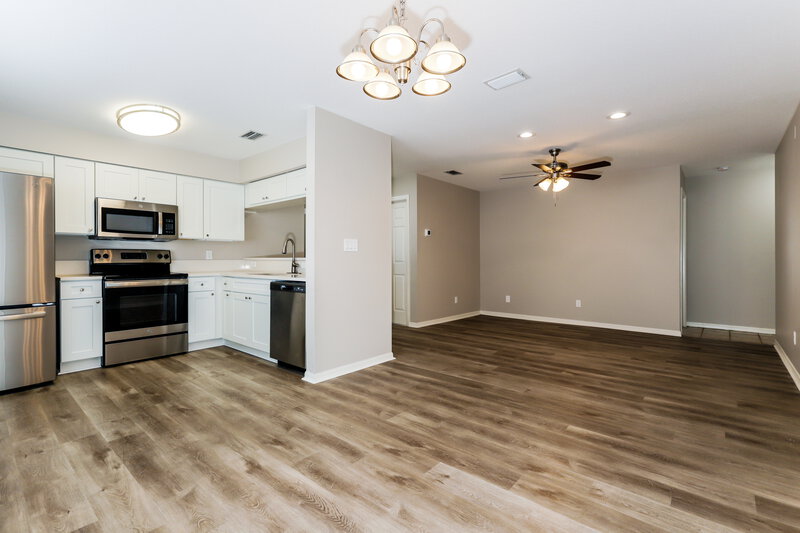 2,130/Mo, 9804 N Connechusett Rd Tampa, FL 33617 Dining Room View