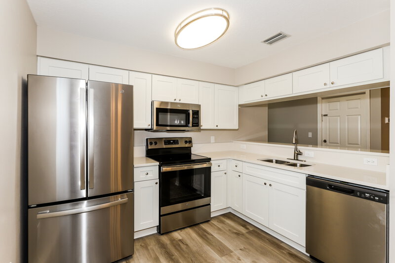 2,130/Mo, 9804 N Connechusett Rd Tampa, FL 33617 Kitchen View