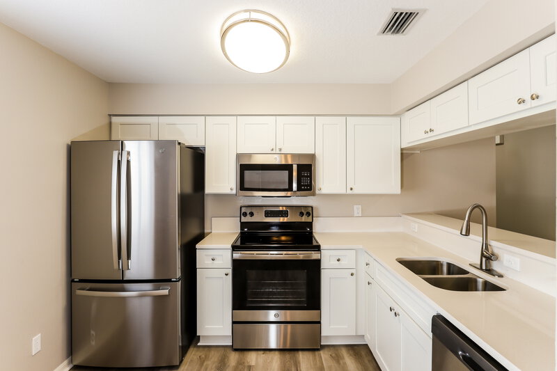 2,130/Mo, 9804 N Connechusett Rd Tampa, FL 33617 Kitchen View 3