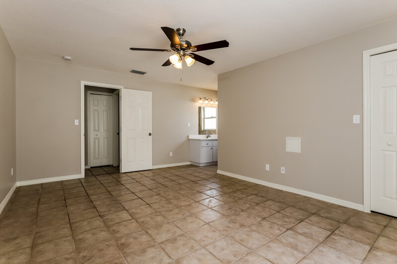 2,130/Mo, 9804 N Connechusett Rd Tampa, FL 33617 Main Bedroom View