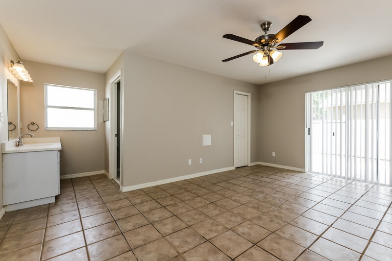 2,130/Mo, 9804 N Connechusett Rd Tampa, FL 33617 Main Bedroom View 2