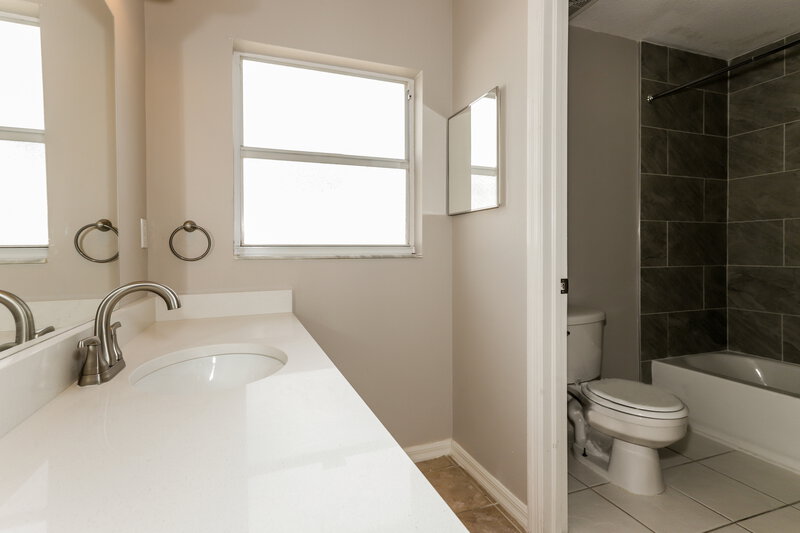 2,130/Mo, 9804 N Connechusett Rd Tampa, FL 33617 Main Bathroom View