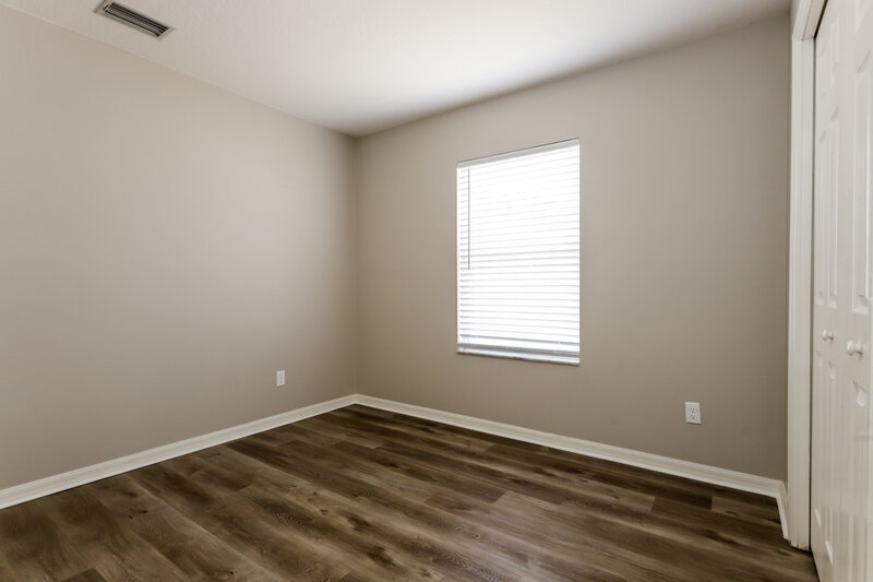 2,130/Mo, 9804 N Connechusett Rd Tampa, FL 33617 Bedroom View