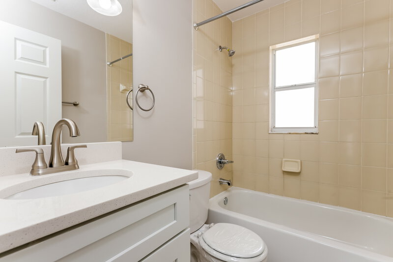 2,130/Mo, 9804 N Connechusett Rd Tampa, FL 33617 Bathroom View