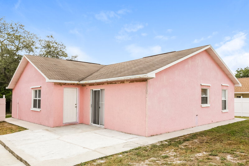 2,130/Mo, 9804 N Connechusett Rd Tampa, FL 33617 Rear View