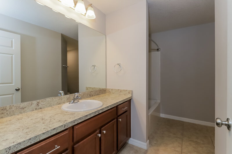 1,795/Mo, 30979 Satinleaf Run Brooksville, FL 34602 Main Bathroom View
