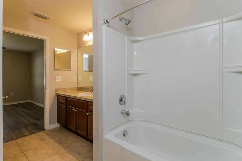 1,795/Mo, 30979 Satinleaf Run Brooksville, FL 34602 Main Bathroom View 2