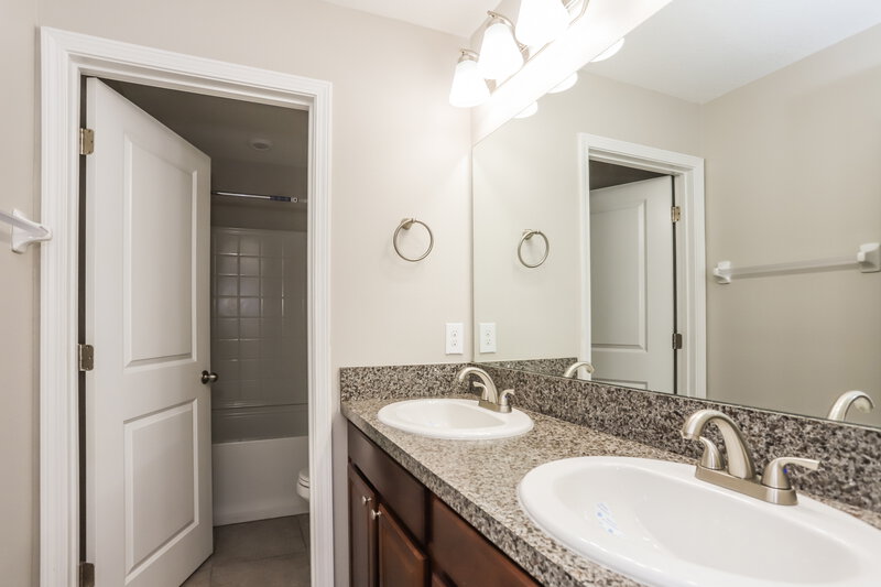 2,735/Mo, 15419 Dark Star Ln Sun City Center, FL 33573 Main Bathroom View