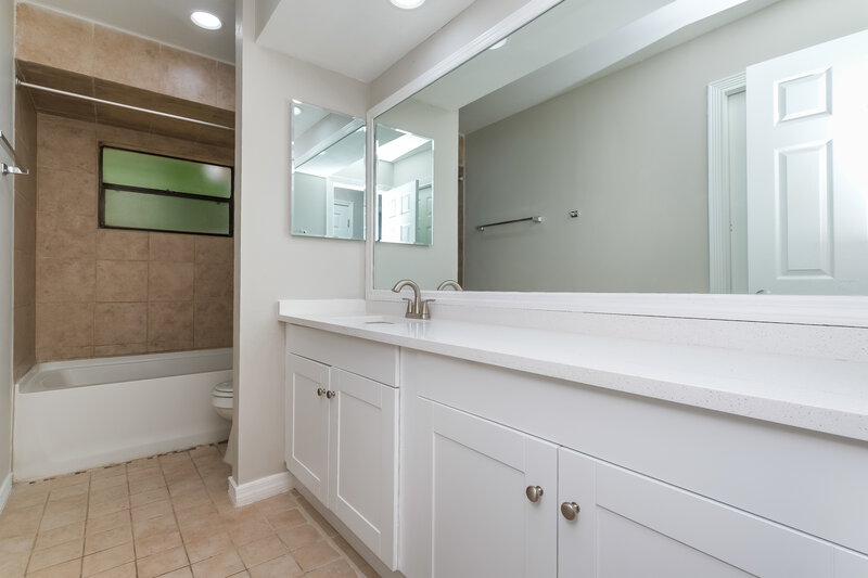 1,995/Mo, 7746 Deer Foot Dr New Port Richey, FL 34653 Main Bathroom View