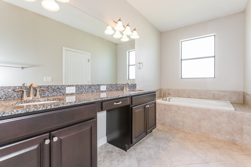 2,265/Mo, 10129 Count Fleet Dr Ruskin, FL 33573 Main Bathroom View