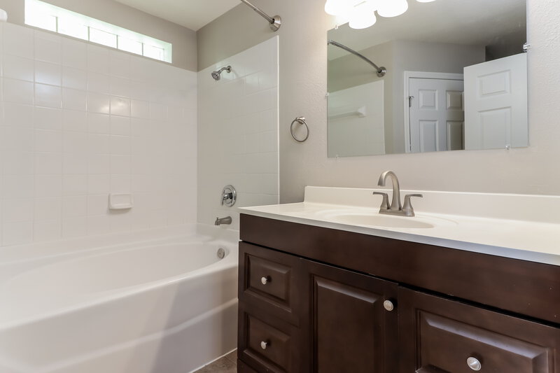 1,995/Mo, 14909 Stag Creek Cir Lutz, FL 33559 Main Bathroom View