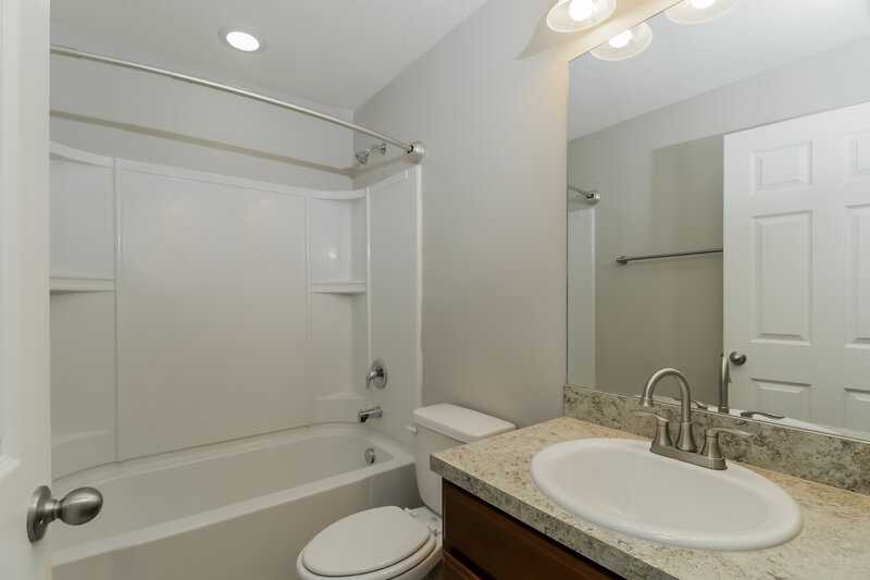 1,840/Mo, 6742 Wirevine Dr Brooksville, FL 34602 Main Bathroom View