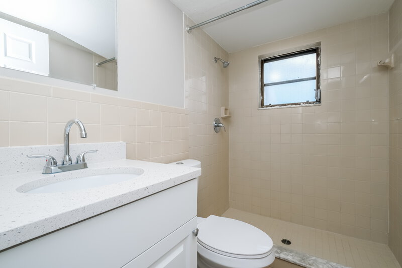 1,865/Mo, 8630 Indies Dr Hudson, FL 34667 Bathroom View 3