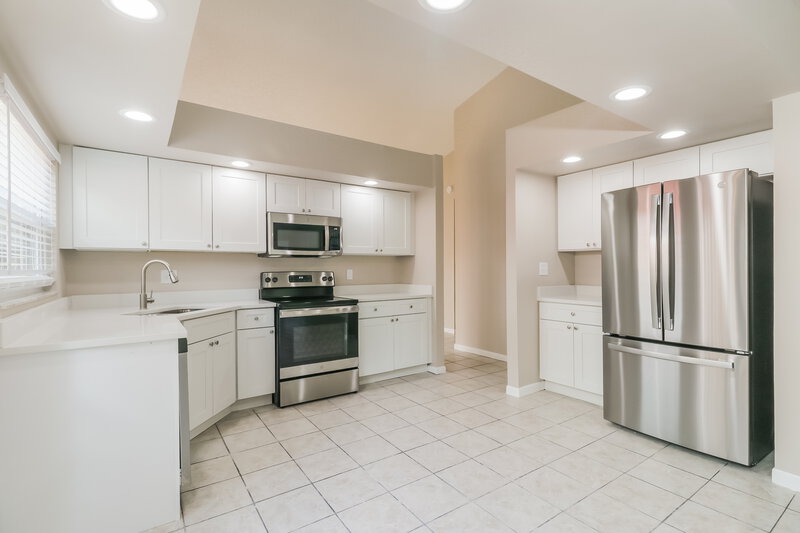 3,870/Mo, 9824 Sir Frederick St Temple Terrace, FL 33637 Kitchen View