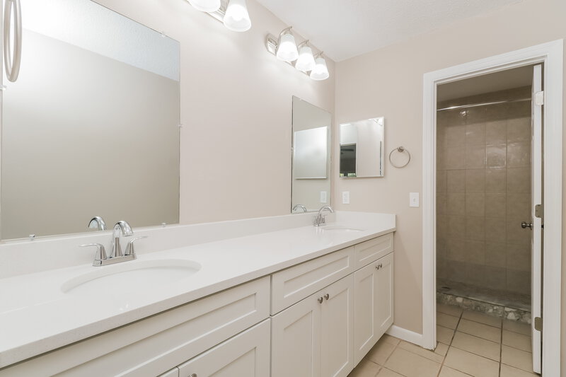 3,870/Mo, 9824 Sir Frederick St Temple Terrace, FL 33637 Main Bathroom View