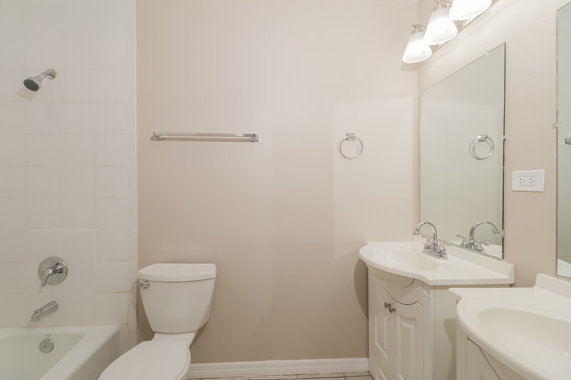 3,870/Mo, 9824 Sir Frederick St Temple Terrace, FL 33637 Bathroom View