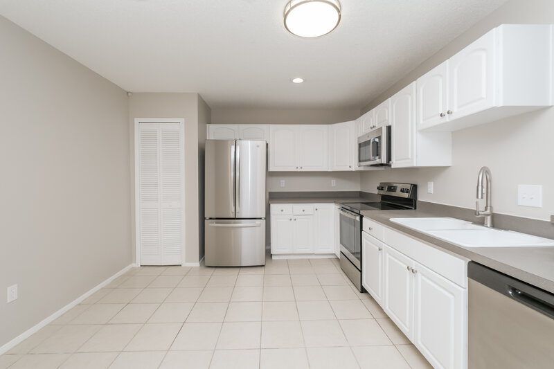 2,590/Mo, 7016 Drury St Tampa, FL 33635 Kitchen View