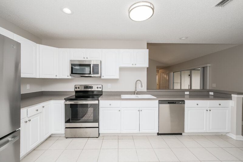 2,590/Mo, 7016 Drury St Tampa, FL 33635 Kitchen View 2