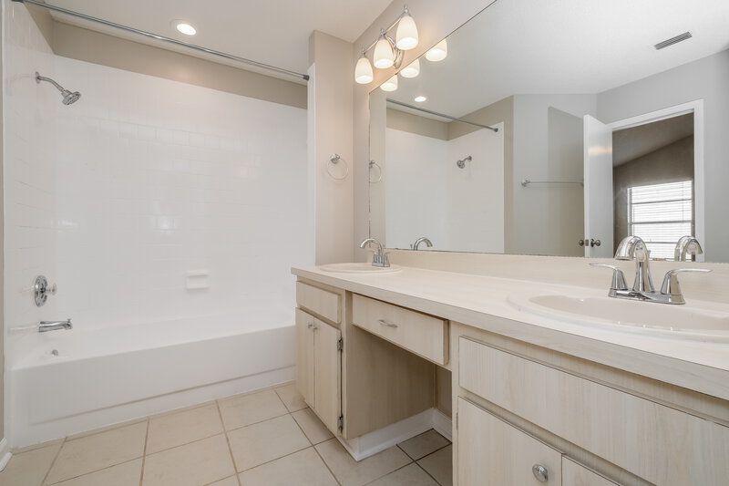 2,590/Mo, 7016 Drury St Tampa, FL 33635 Main Bathroom View 2