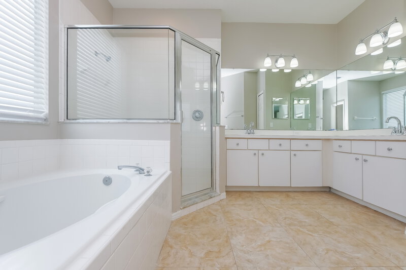 2,690/Mo, 1614 Wakefield Dr Brandon, FL 33511 Main Bathroom View