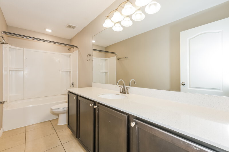 2,470/Mo, 7014 Redbay Dr Brooksville, FL 34602 Main Bathroom View