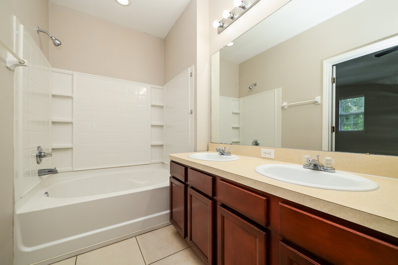 2,150/Mo, 8838 Moonlit Meadows Loop Riverview, FL 33578 Main Bathroom View