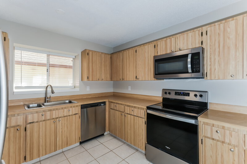 2,810/Mo, 7108 Silvermill Dr Tampa, FL 33635 Kitchen View 2
