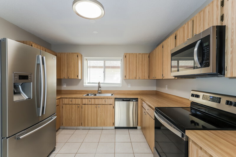 2,810/Mo, 7108 Silvermill Dr Tampa, FL 33635 Kitchen View 3