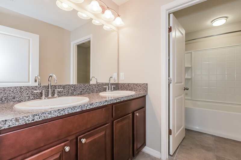 2,080/Mo, 6807 Blue Moon Way Sun City Center, FL 33573 Bathroom View