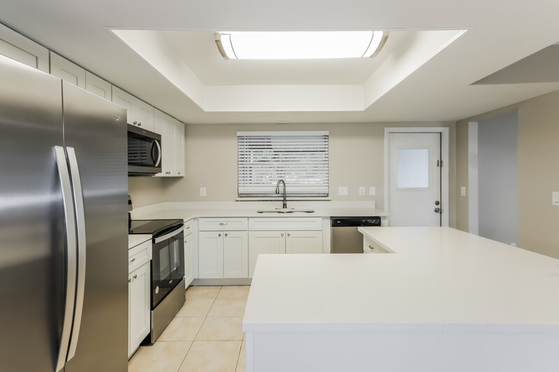 2,440/Mo, 504 Mahogany Dr Seffner, FL 33584 Kitchen View 2