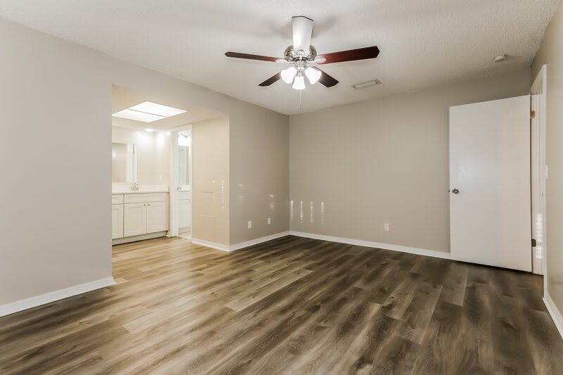 2,440/Mo, 504 Mahogany Dr Seffner, FL 33584 Main Bedroom View 2