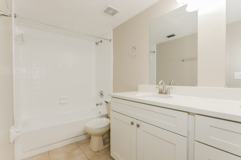 2,440/Mo, 504 Mahogany Dr Seffner, FL 33584 Main Bathroom View