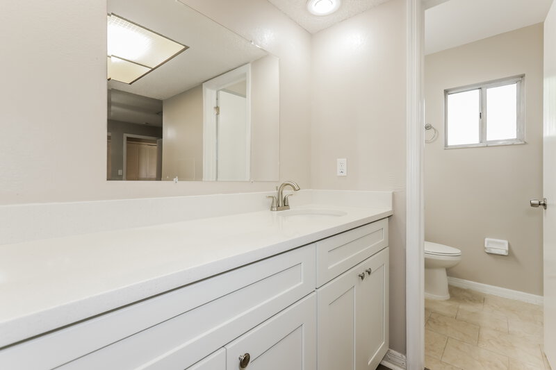 2,440/Mo, 504 Mahogany Dr Seffner, FL 33584 Bathroom View