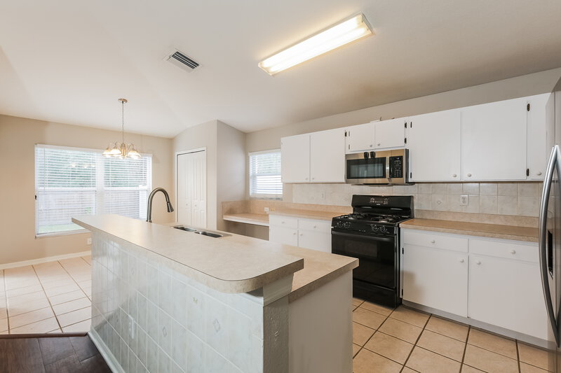 2,440/Mo, 1107 Crimson Clover Ln Wesley Chapel, FL 33543 Kitchen View