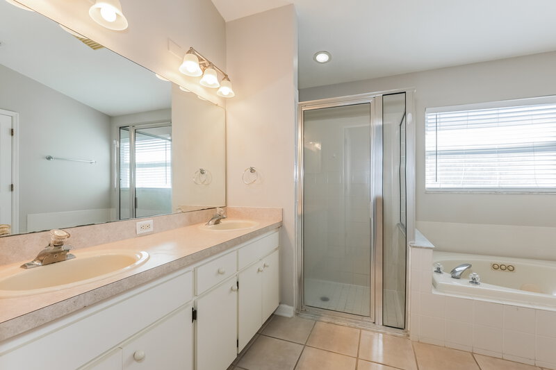 2,440/Mo, 1107 Crimson Clover Ln Wesley Chapel, FL 33543 Main Bathroom View