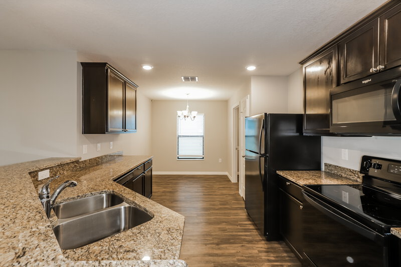 1,980/Mo, 1002 Wynnmere Walk Ave Ruskin, FL 33570 Kitchen View