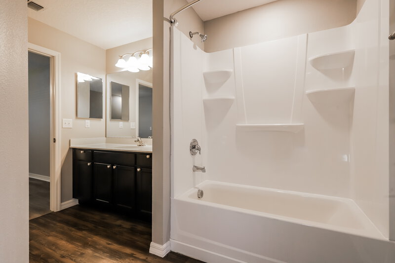 1,980/Mo, 1002 Wynnmere Walk Ave Ruskin, FL 33570 Main Bathroom View