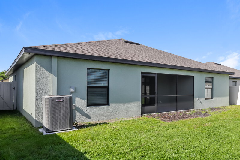 1,980/Mo, 1002 Wynnmere Walk Ave Ruskin, FL 33570 Rear View
