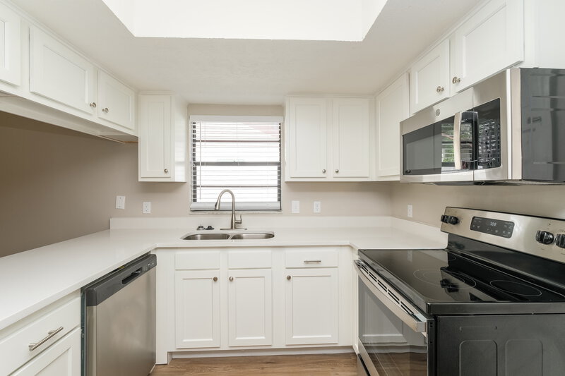 2,250/Mo, 702 Millifold Pl Brandon, FL 33510 Kitchen View