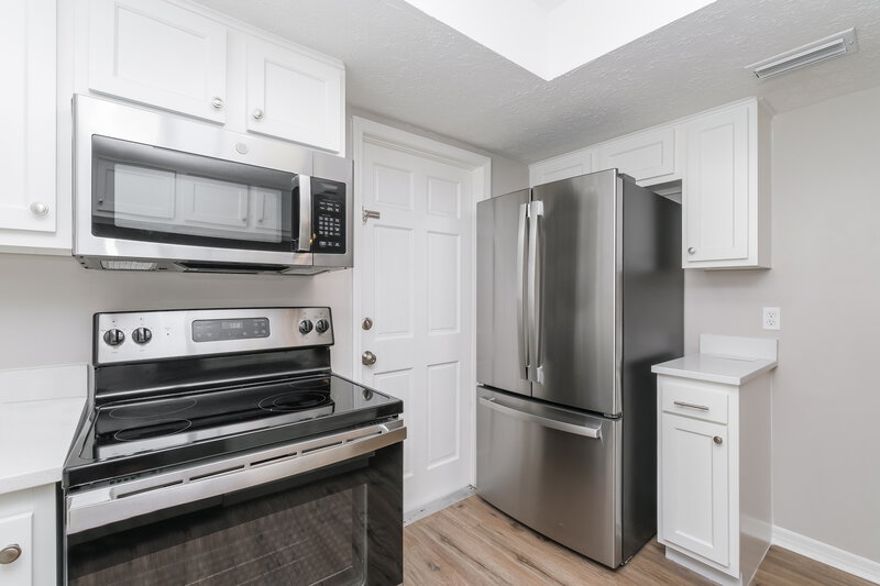 2,250/Mo, 702 Millifold Pl Brandon, FL 33510 Kitchen View 2