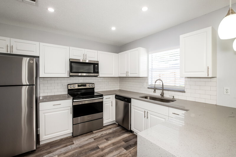 1,950/Mo, 310 Regal Park Dr Valrico, FL 33594 Kitchen View