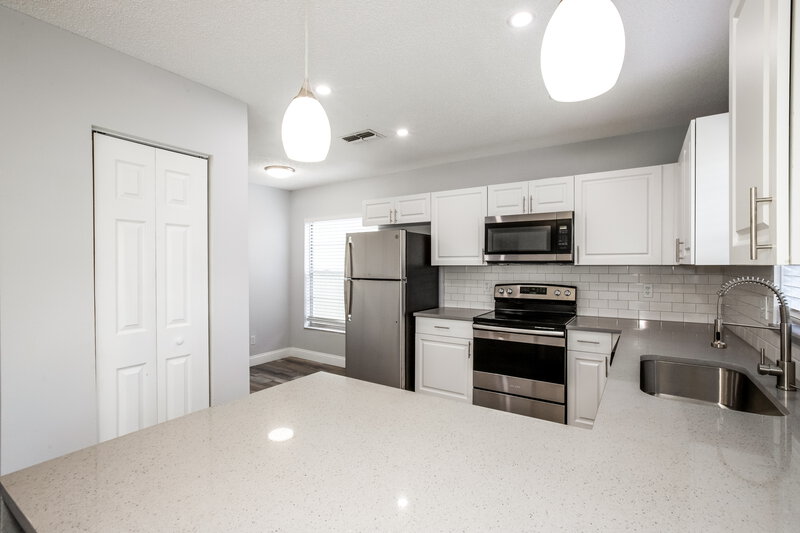 1,950/Mo, 310 Regal Park Dr Valrico, FL 33594 Kitchen View 3