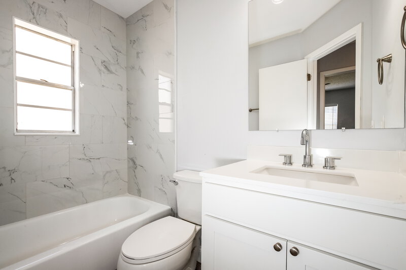 1,950/Mo, 310 Regal Park Dr Valrico, FL 33594 Main Bathroom View