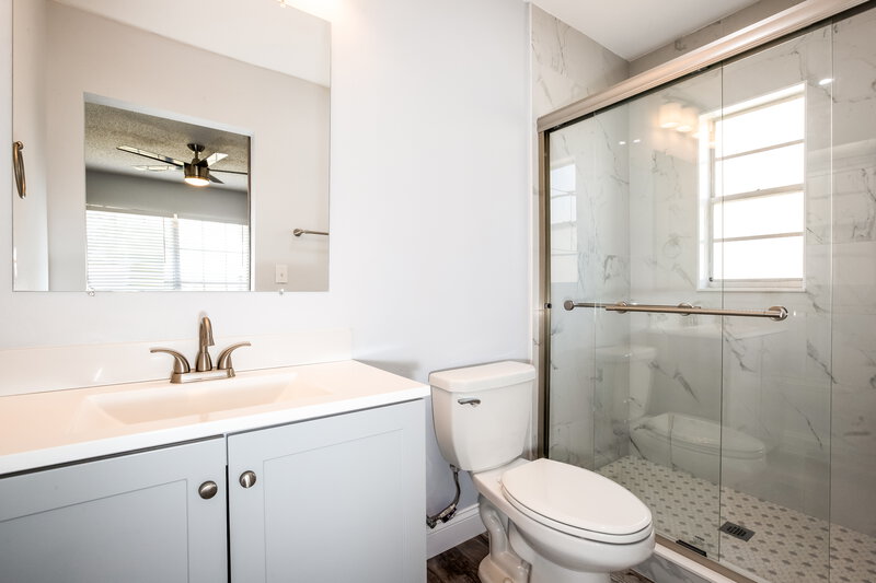 1,950/Mo, 310 Regal Park Dr Valrico, FL 33594 Main Bathroom View 2