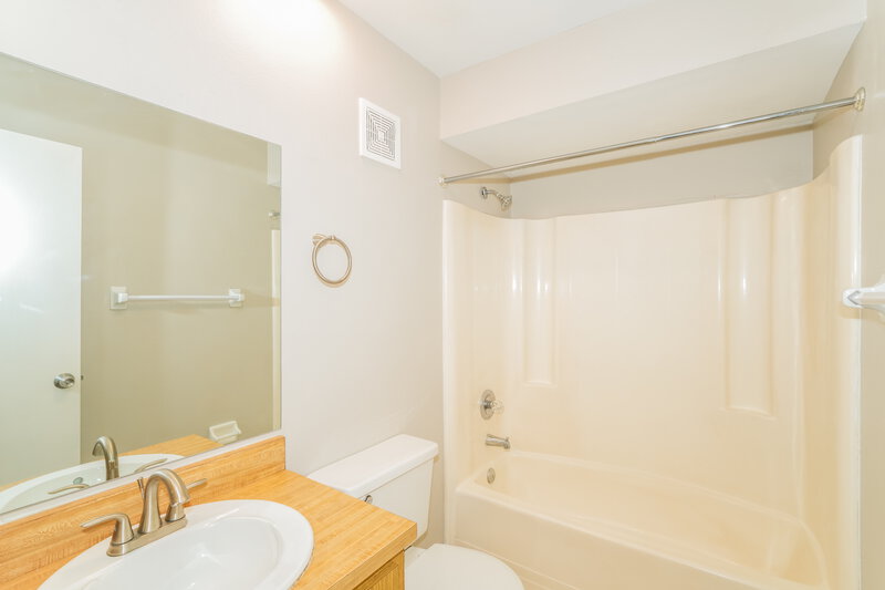 2,285/Mo, 17507 Cranbrook Dr Lutz, FL 33549 Bathroom View