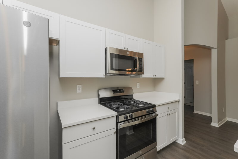 2,055/Mo, 7604 Bristol Park Dr Apollo Beach, FL 33572 Kitchen View 2