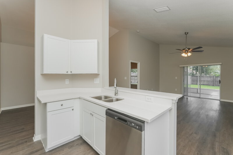 2,055/Mo, 7604 Bristol Park Dr Apollo Beach, FL 33572 Kitchen View 3