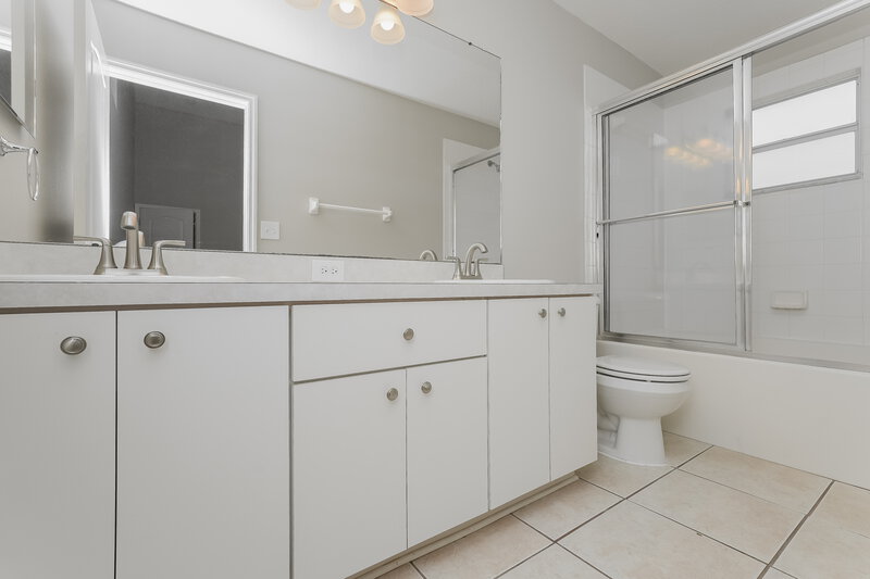 2,055/Mo, 7604 Bristol Park Dr Apollo Beach, FL 33572 Main Bathroom View