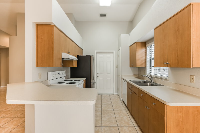 2,130/Mo, 1440 Tiverton Dr Brandon, FL 33511 Kitchen View