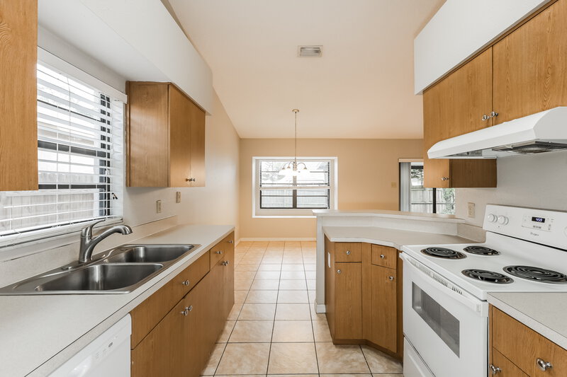 2,130/Mo, 1440 Tiverton Dr Brandon, FL 33511 Kitchen View 2